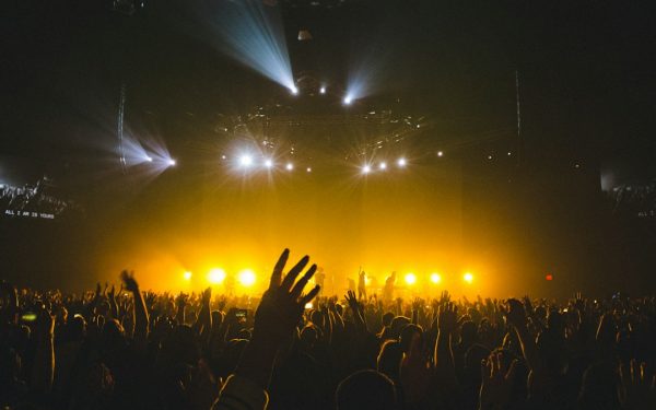 Palco de show vazio com luzes acesas, representando evento cancelado ou adiado