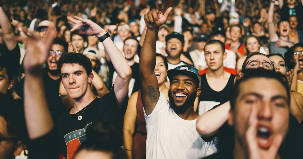 Público em show com público jovem em casa de show, representando a entrada de menores de idade em eventos em Fortaleza